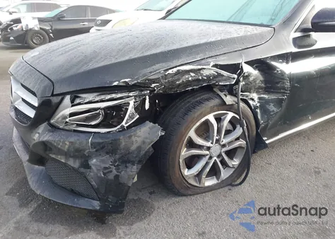 2016 Mercedes-Benz C 300 4Matic z USA, uszkodzony, nr VIN 55SWF4KB2GU133237